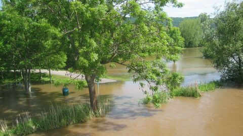 Überschwemmte Wiesen und Gehwege