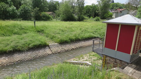 Ein Pegelhaus an einem hessischen Gewässern