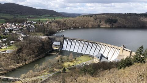 Überlauf der Edertalsperre im Jahr 2021.