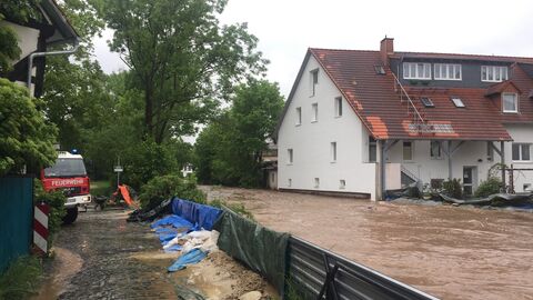 Hochwasser an der Losse in Bettenhausen am 21.05.2019 Gestapelte Sandsäcke der Feuerwehr halten Losse vom überschwemmen der Straße in einem Wohngebiet ab.