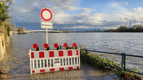 Hochwasserabsperrung am Rhein