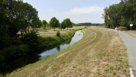 Hochwasserschutzdeich am Fluss